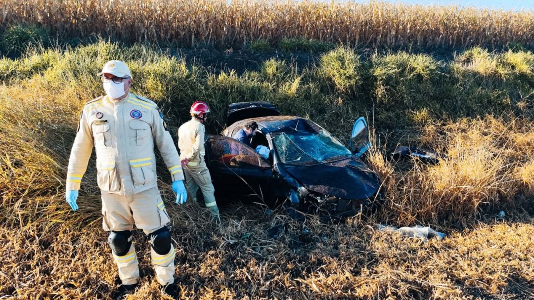Bombeiros são acionados após Toyota Etios capotar em Cascavel