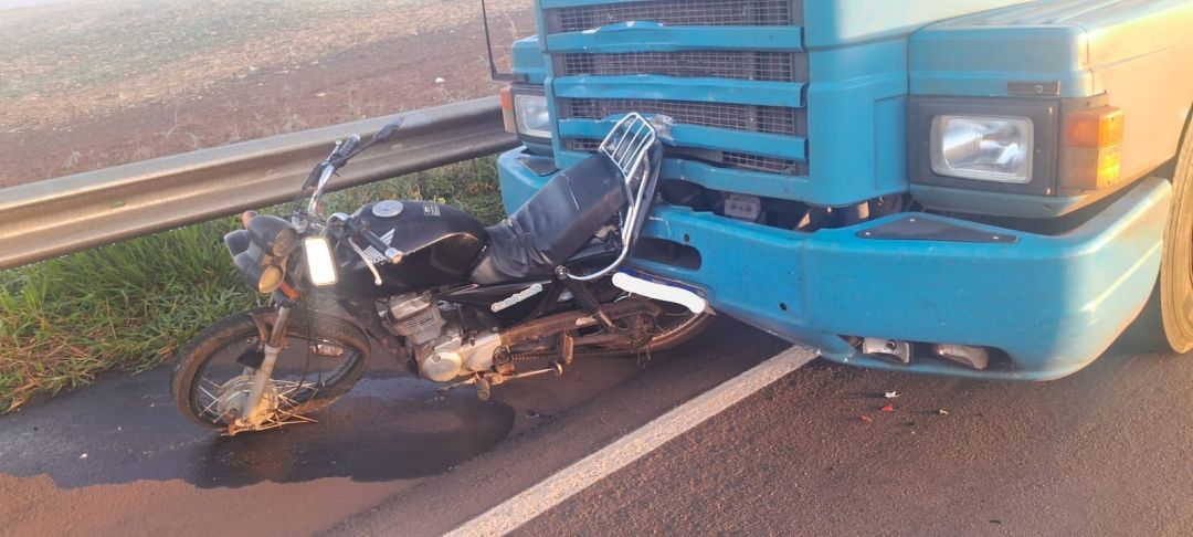 Motociclista morre após colisão traseira com caminhão em Brasilândia do Sul