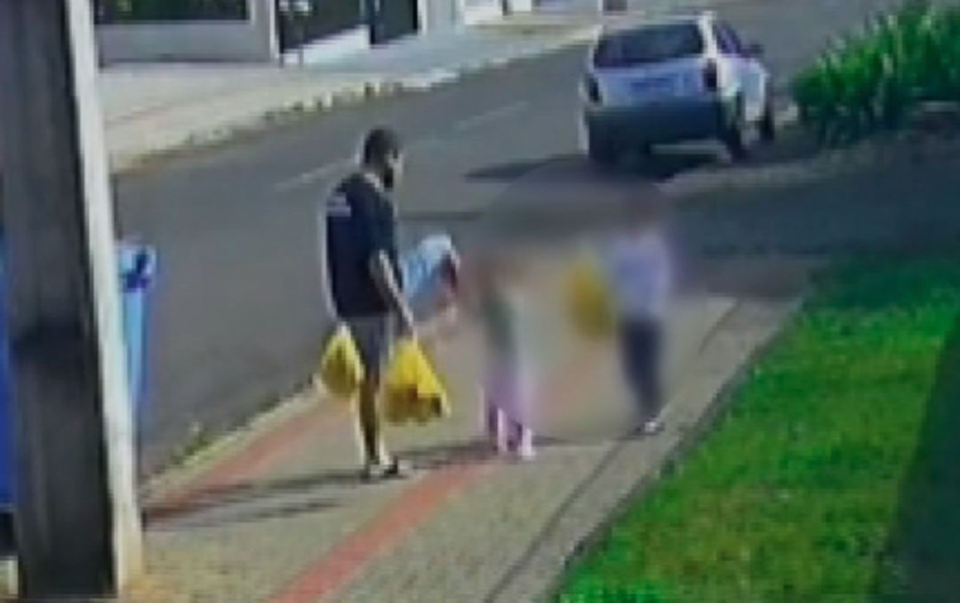 Pai diz ter chutado filha em rua do Paraná porque ela estava chorando, revela polícia