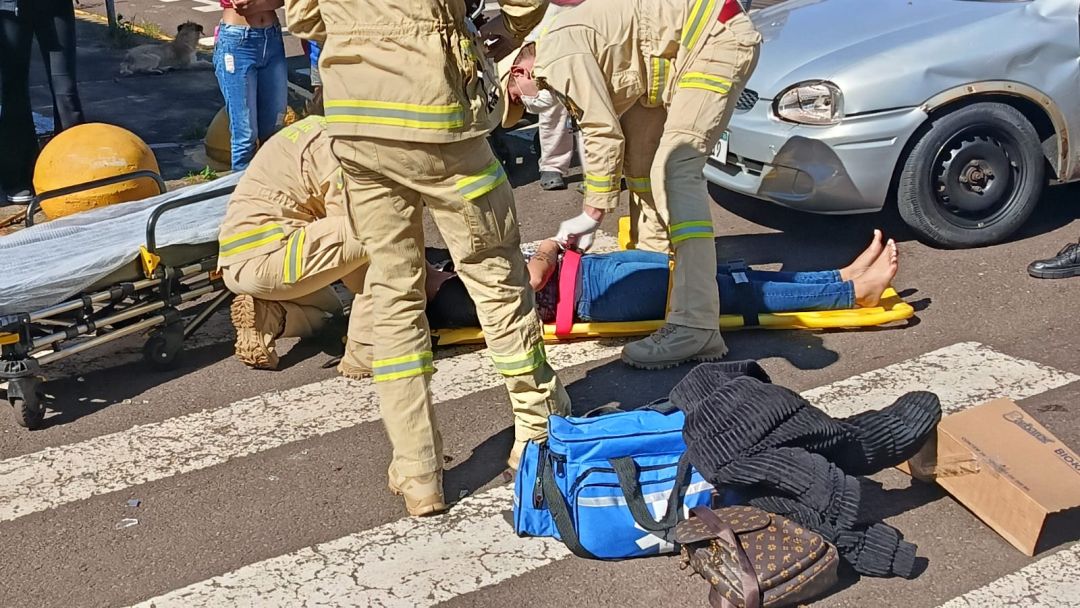 Motociclista fica ferida em colisão com carro na Vila Pioneiro, em Toledo