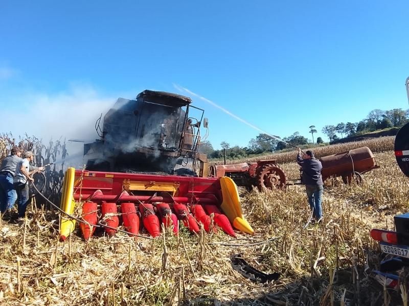 Colheitadeira pega fogo durante colheita em propriedade rural de Mercedes