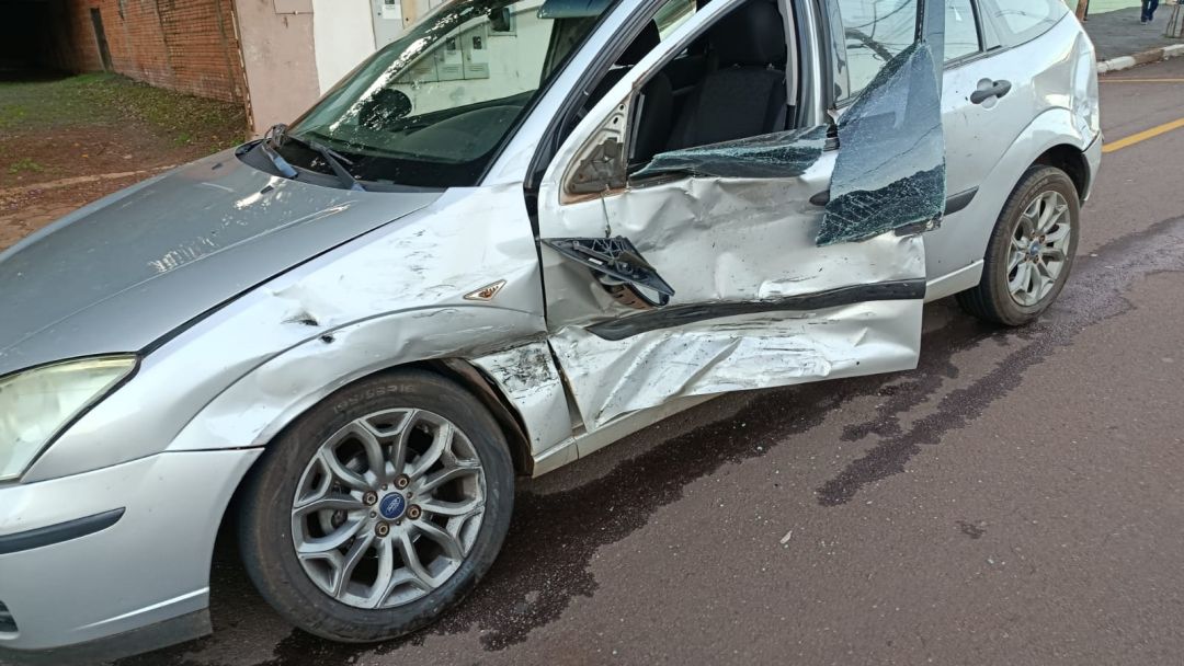 Violenta colisão envolve dois carros no centro de Toledo e deixa homem ferido