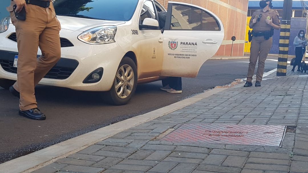 Homem abandona esposa para viver com adolescente de 12 anos e acaba preso após ataque a facadas no Paraná