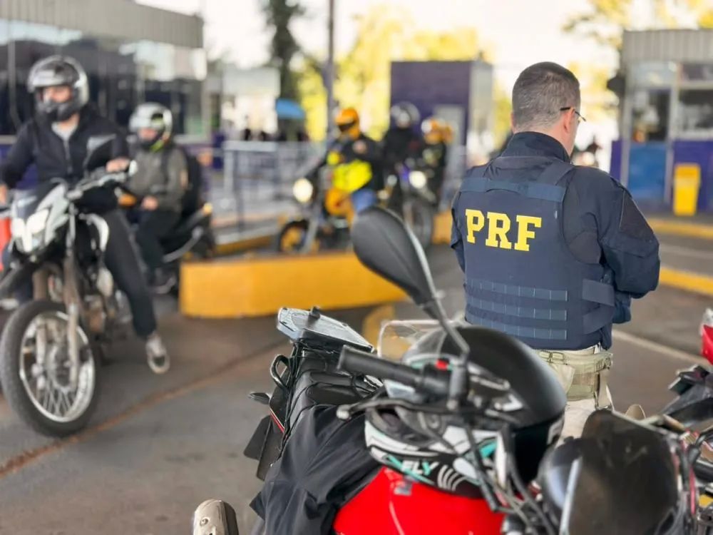 PRF e Receita Federal realizam operação e recolhem 66 veículos na Ponte da Amizade