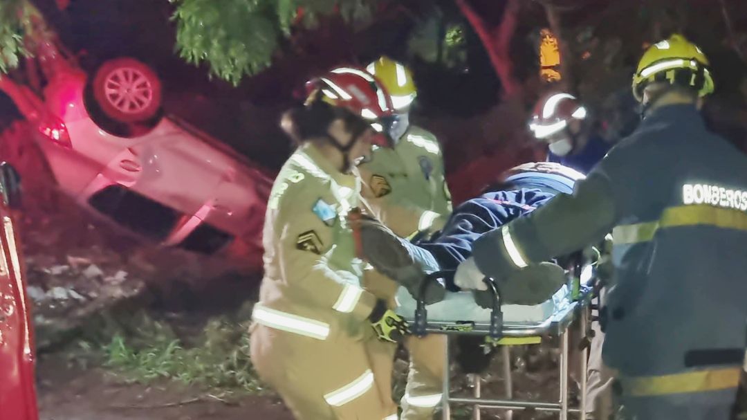 Capotamento mobiliza socorristas do Siate na BR-467 em Cascavel