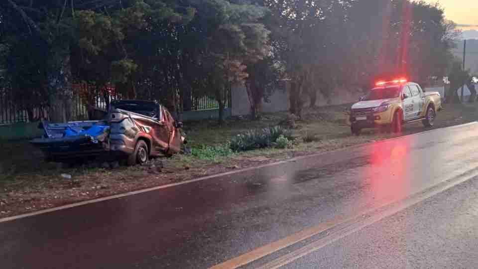 Motorista fica ferido após bater picape contra árvore na PR-573 em Corbélia