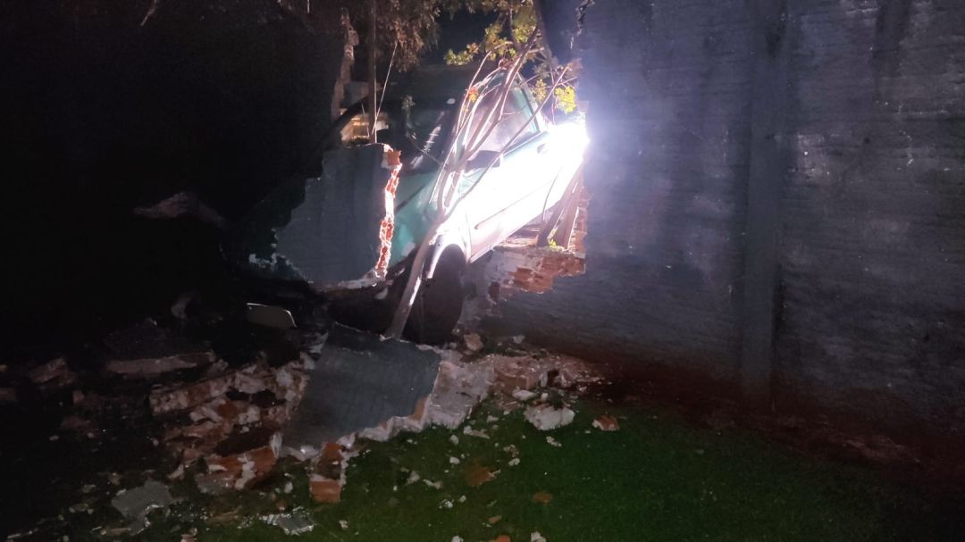 Motorista é preso por embriaguez ao volante após bater e derrubar muro na Rua São João
