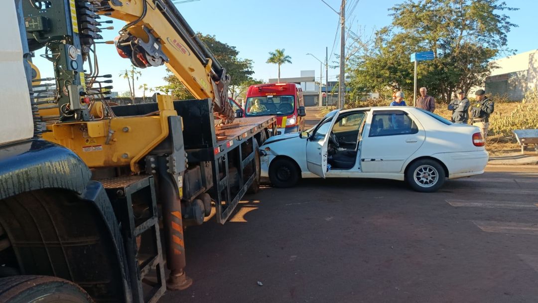 Motorista fica em estado grave após carro bater na lateral de caminhão em Toledo