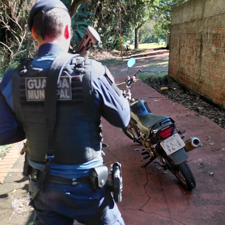 Guarda Municipal recupera motocicleta furtada abandonada na Sanga Panambi