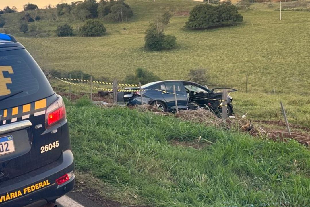 Carro sai da pista, bate em árvore e mata mãe e duas filhas em Cornélio Procópio