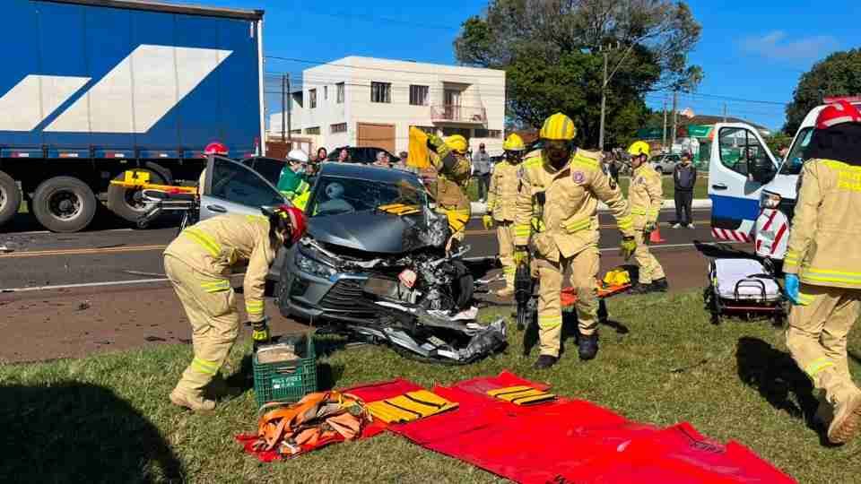 Batida entre carro e caminhão deixa cinco pessoas feridas na BR-277, em Santa Tereza do Oeste