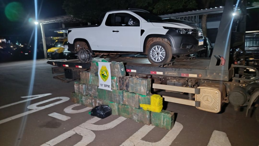 PM e PRF apreendem 355 quilos de maconha e recuperam carro roubado na PR-317, em Toledo