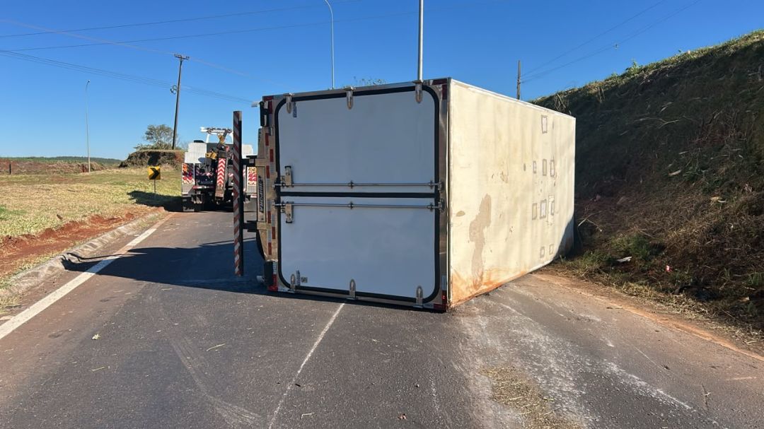 Caminhão carregado com carne tomba e interdita pista da BR-163