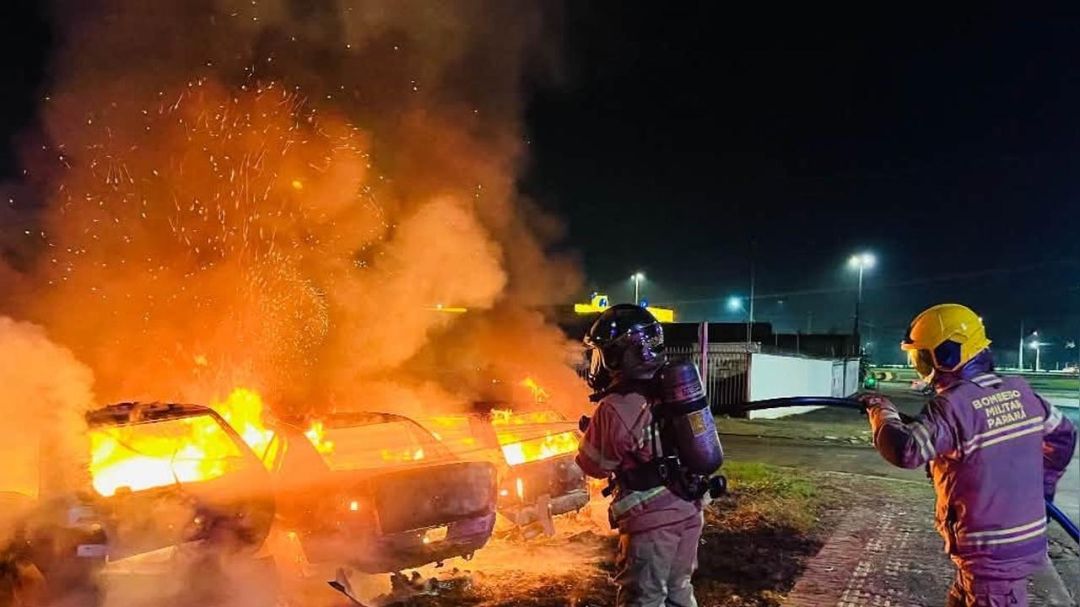 Homem é flagrado por câmeras ateando fogo em quatro veículos em Foz do Iguaçu