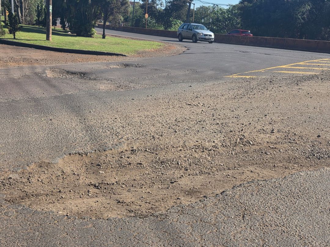 Buracos na pista na saída de Toledo para São Luiz voltam a abrir semanas após tapa-buraco; Prefeitura vai refazer trecho