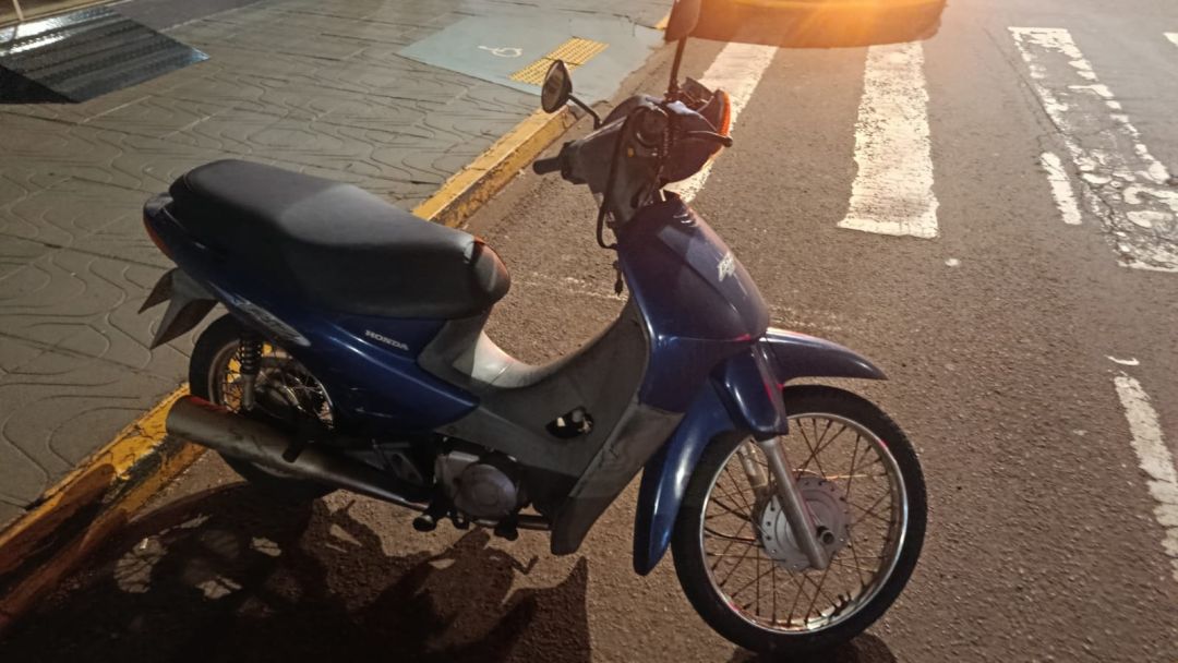 Mulher fica ferida em colisão entre carro e moto em rotatória de Toledo