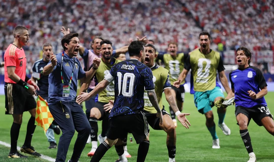 Argentina vence Inglaterra de virada e vai à final da Copa do Mundo