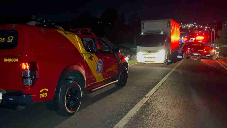 Mulher fica ferida após ser atropelada por caminhão na marginal da BR-277