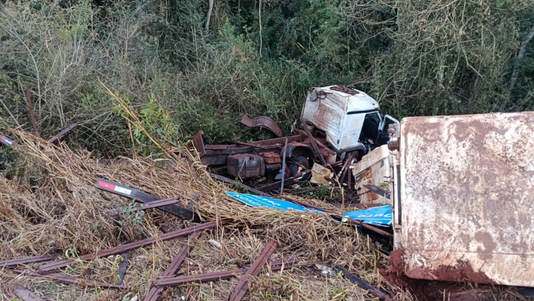 Caminhão sai da pista e tomba em barranco na PR-317 entre Toledo e Ouro Verde do Oeste