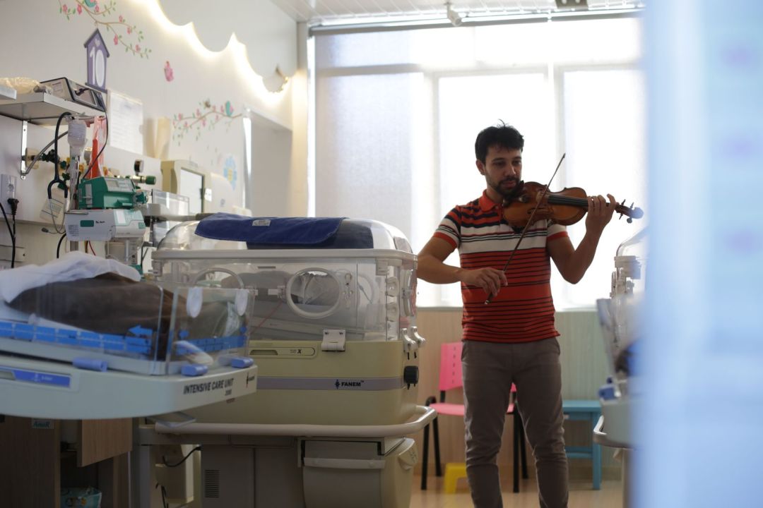 Música clássica leva acolhimento aos corredores da Hoesp em Toledo