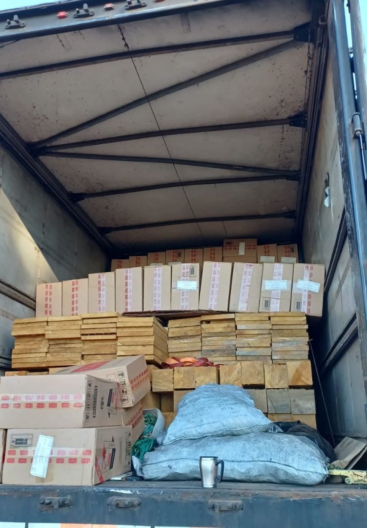 PRF apreende cerca de 300 caixas de cigarros escondidas em carga de madeira na BR-163, em Quatro Pontes