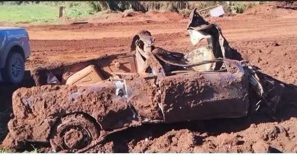 Veículo é encontrado enterrado em estrada rural de cidade da região central do Paraná