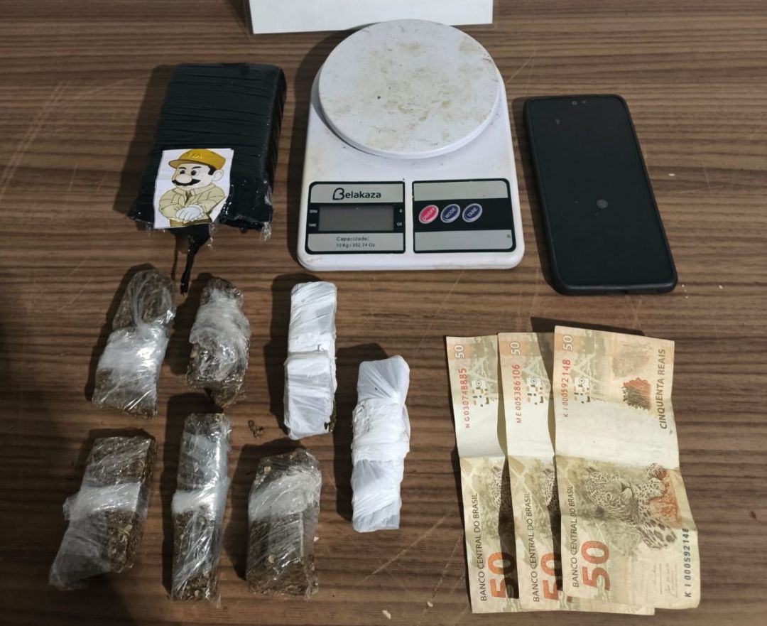 Traficante joga maconha na rua durante fuga da PM e acaba preso após perseguição no Jardim Porto Alegre