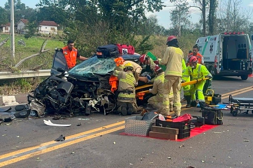 Estudante de Medicina fica presa às ferragens em grave acidente na PR-323