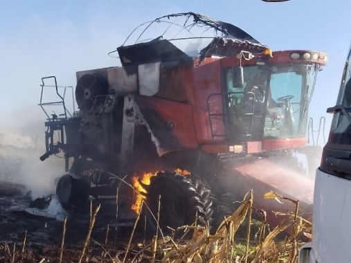 Incêndio destrói colheitadeira no interior de Quatro Pontes