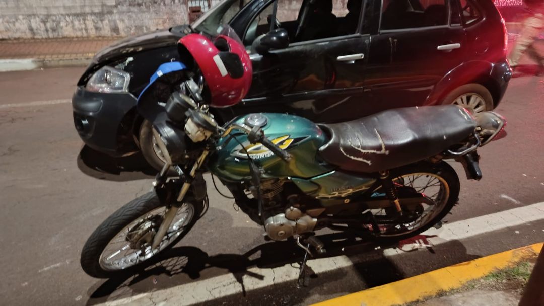 Motociclista fica gravemente ferido após invadir pista contrária e colidir contra carro em Toledo