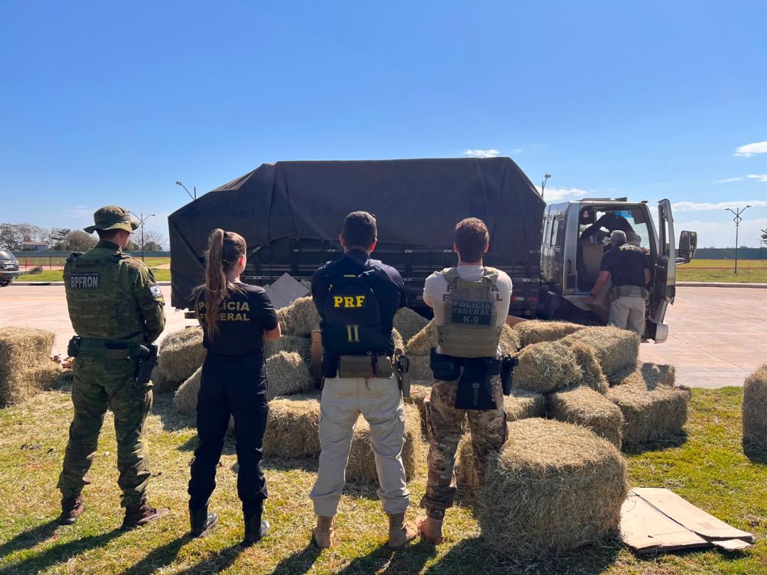 BPFron, PF e PRF apreendem caminhão com 15 mil pacotes de cigarros contrabandeados em Guaíra