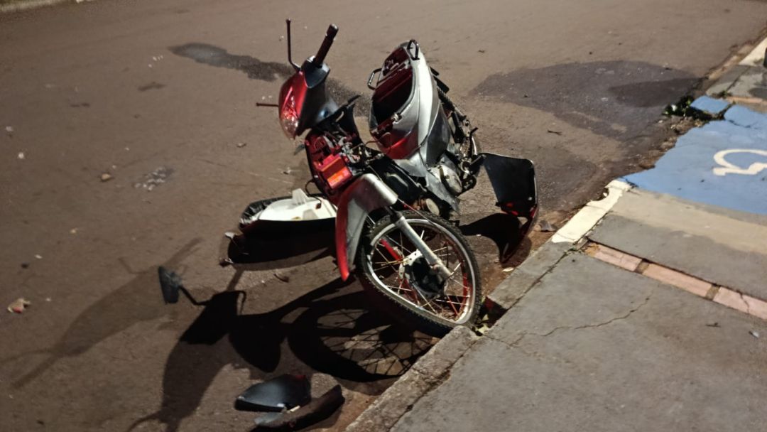Motociclista fica ferido e condutor de carro é levado à Delegacia por suspeita de embriaguez após acidente no Jardim Pancera