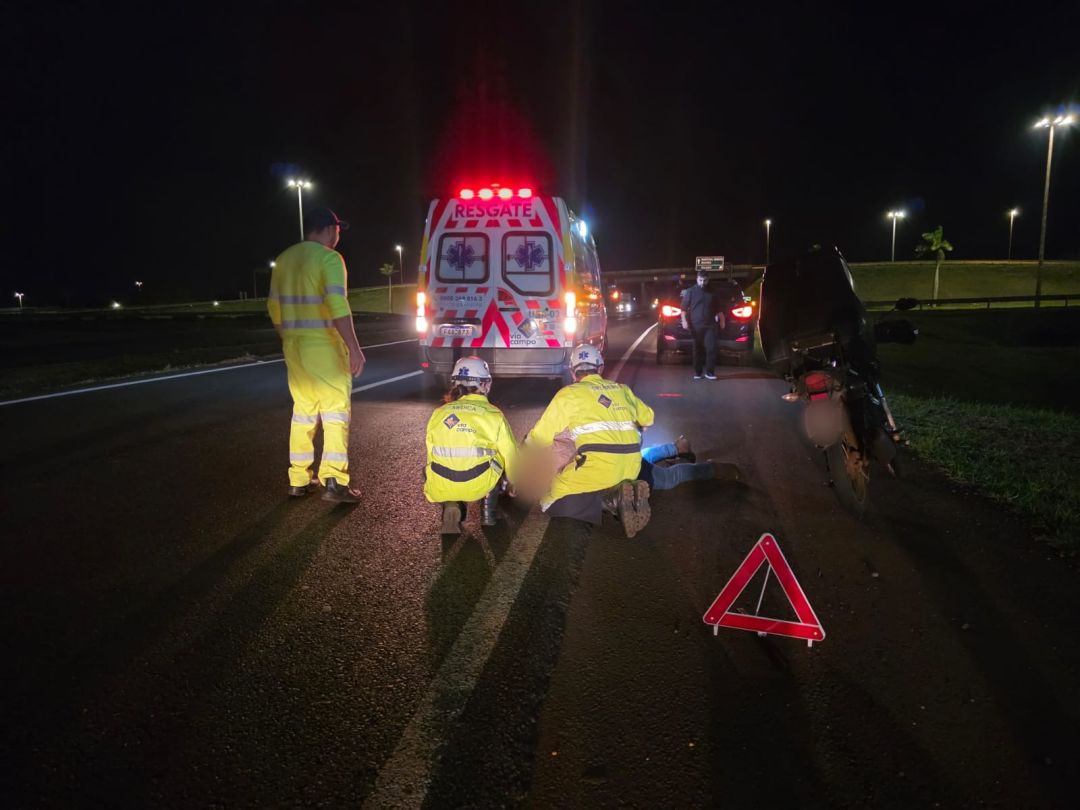 Casal salva motociclista de ser atropelado após acidente na BR-163, em Toledo; confira o vídeo