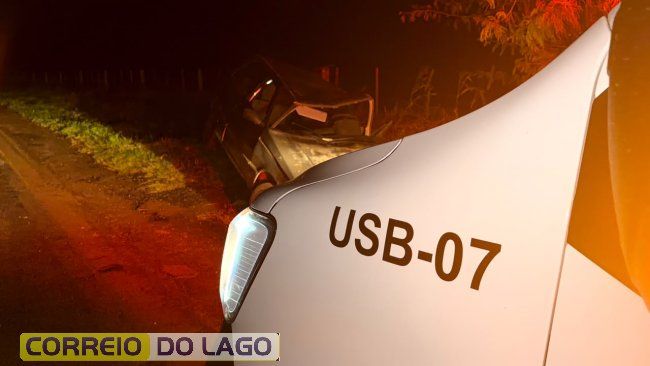 Carro fica destruído após capotamento na PR-317 em Santa Helena