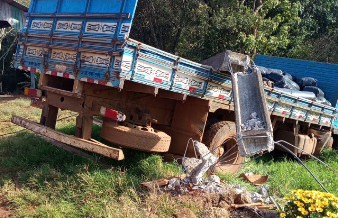Trabalhador morre eletrocutado após caminhão atingir postes no interior do Paraná