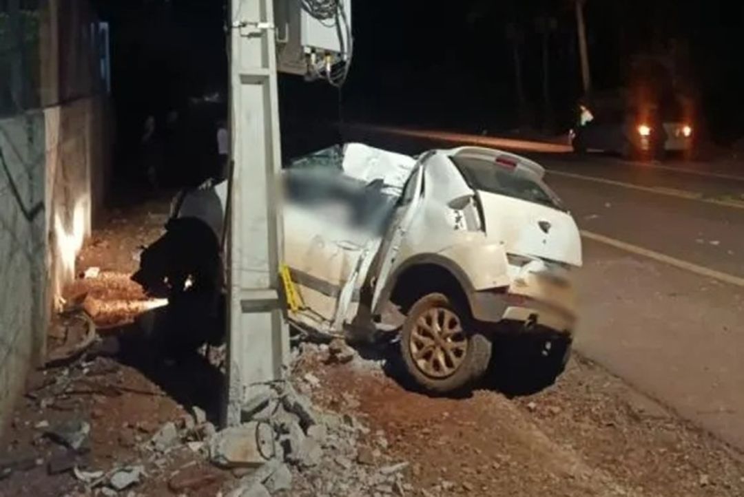 Jovem morre e outro fica ferido após carro bater em poste em Maripá