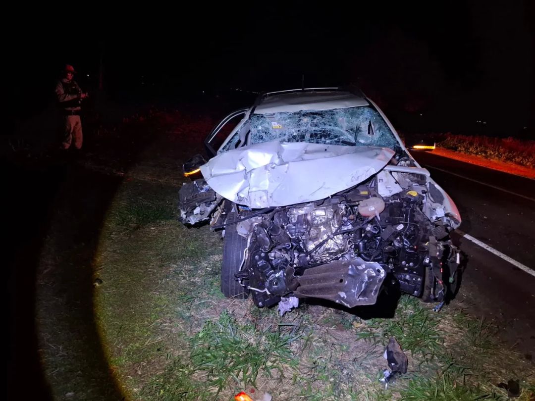 Fiat Toro fica destruída após bater na traseira de carreta na PR-182, em Palotina