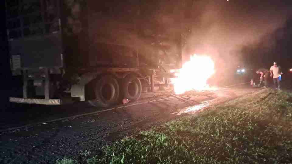 Motorista estaciona para ajudar em incêndio e morre atropelado no Paraná