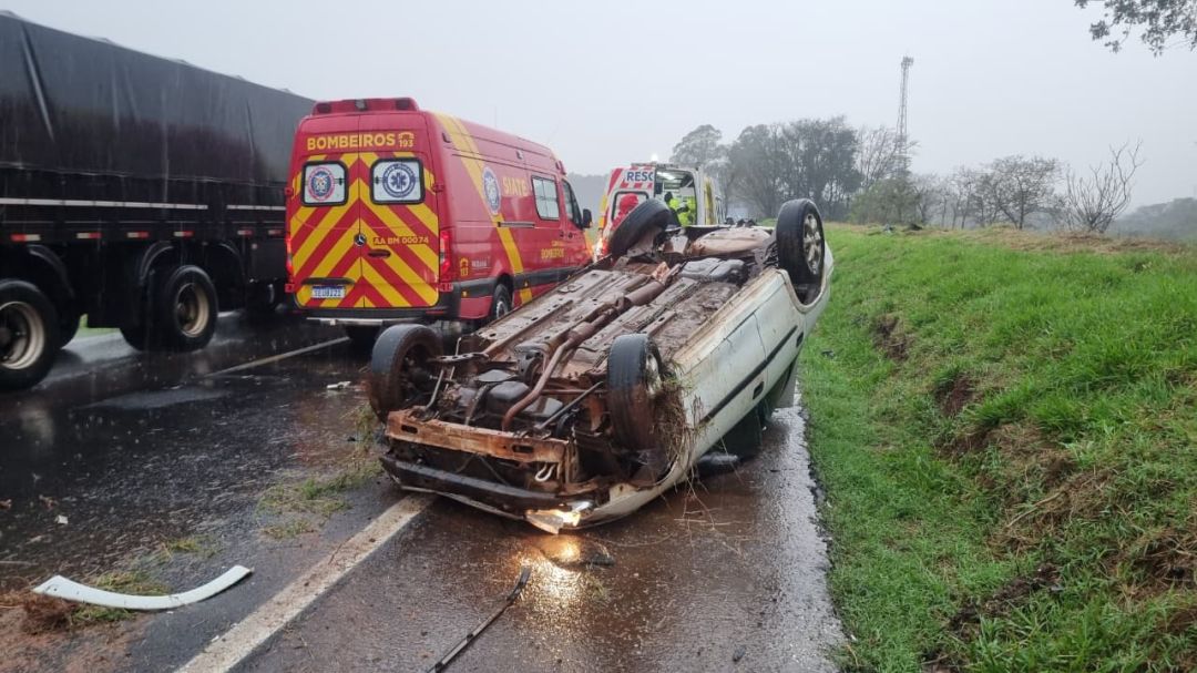 Corsa capota na BR-163 e deixa duas pessoas feridas em Cascavel