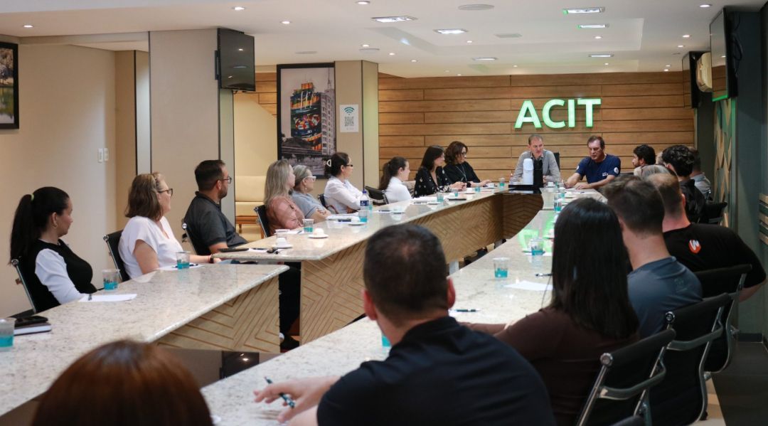 Reunião na ACIT debate implantação de cartão para compra de material escolar e uniformes em Toledo