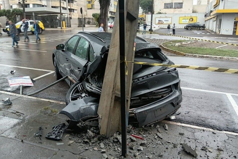 Porsche invade preferencial, bate em Mobi e destrói poste em Umuarama