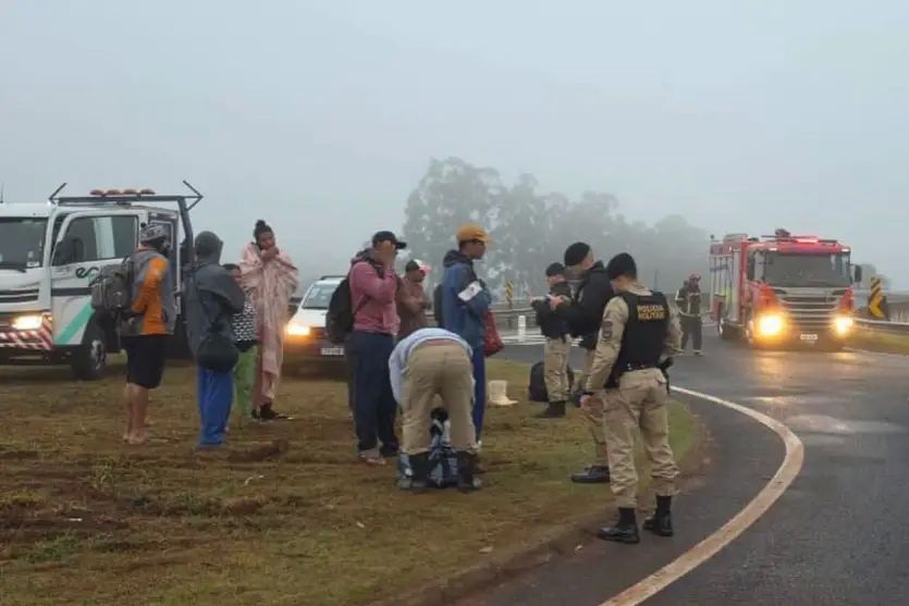 Caminhão com trabalhadores tomba na BR-376 e deixa ao menos 15 vítimas no Paraná