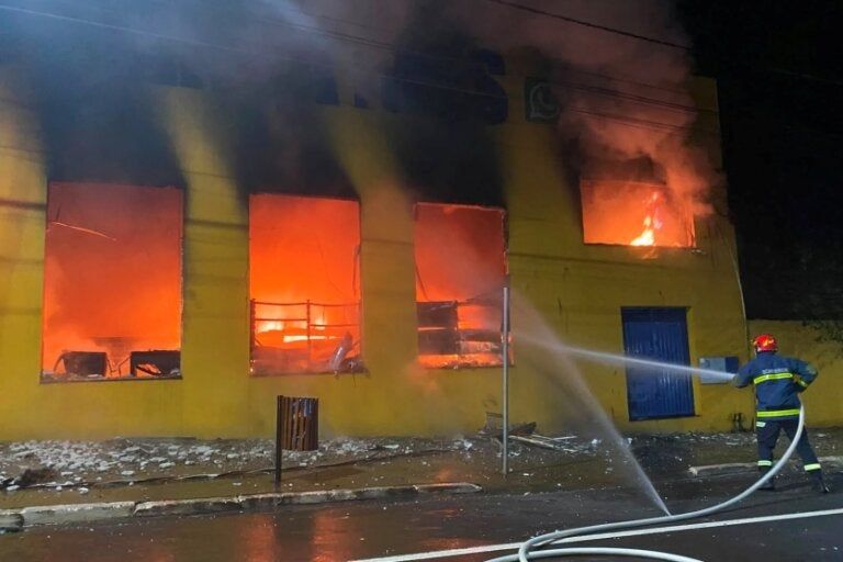 Supermercado fica destruído ao ser atingido por incêndio em Iporã