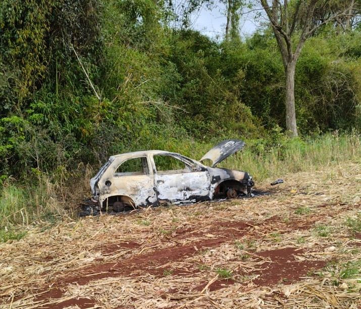Carro com alerta de furto é encontrado queimado e sem as rodas no interior de Toledo