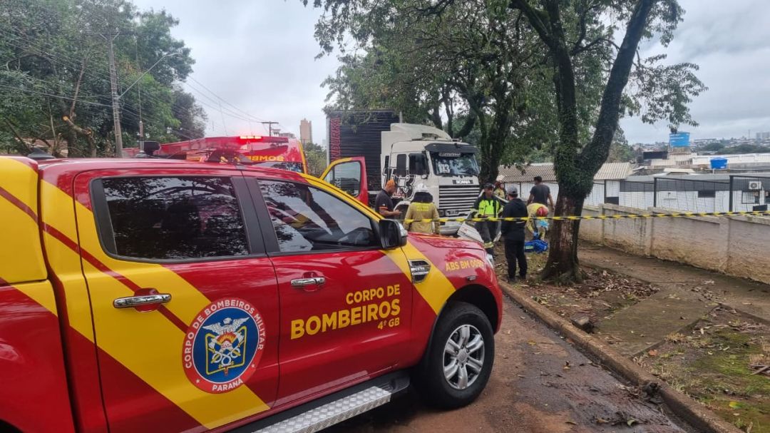 Trabalhador sofre ferimentos graves ao ser atropelado por caminhão guincho em Cascavel