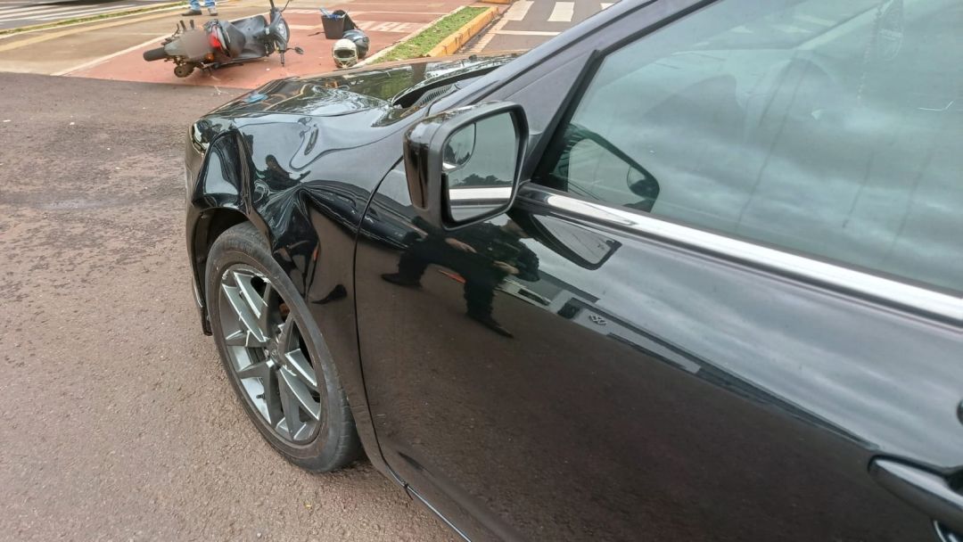 Moto é jogada sobre canteiro após bater em carro na rotatória da Parigot de Souza, em Toledo