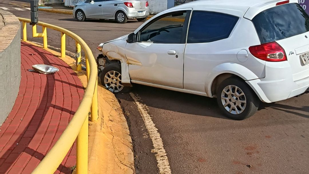 Carro colide em proteção de rotatória no Centro de Toledo