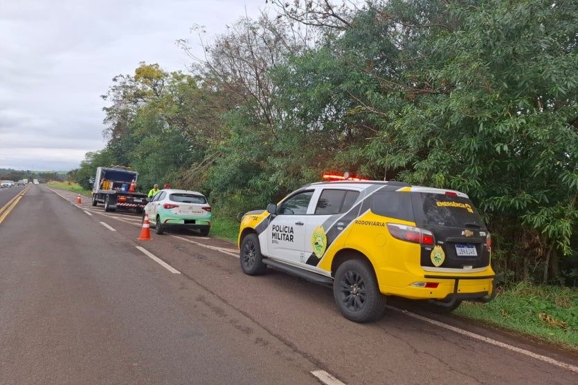 Peça de caminhão atinge carro de Prefeitura na PR-323 e deixa dois feridos
