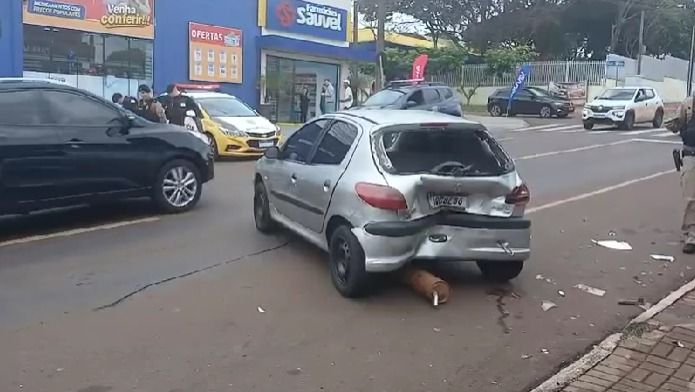 Motorista embriagada atropela idoso e bate em carro estacionado em Cascavel