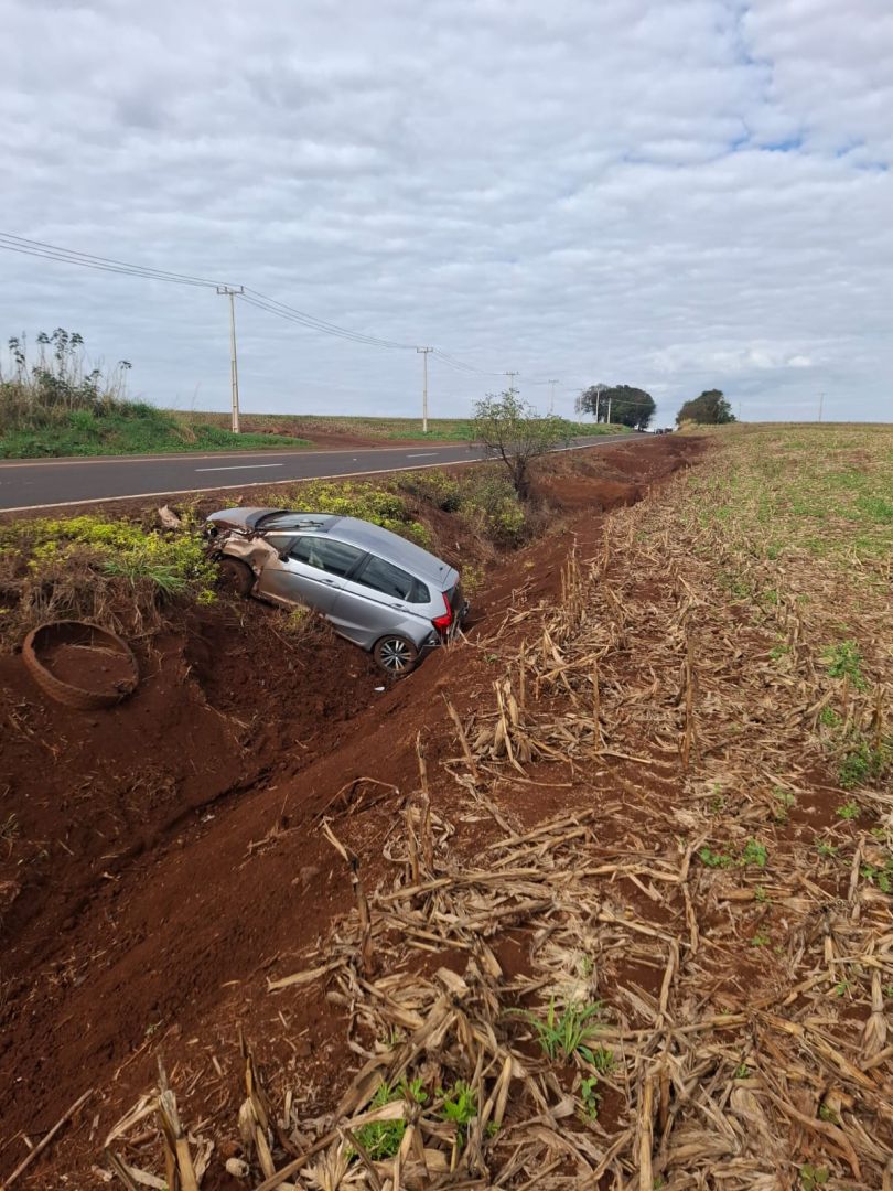Motorista perde o controle de Honda Fit e sai da pista na PR-486, em Assis Chateaubriand